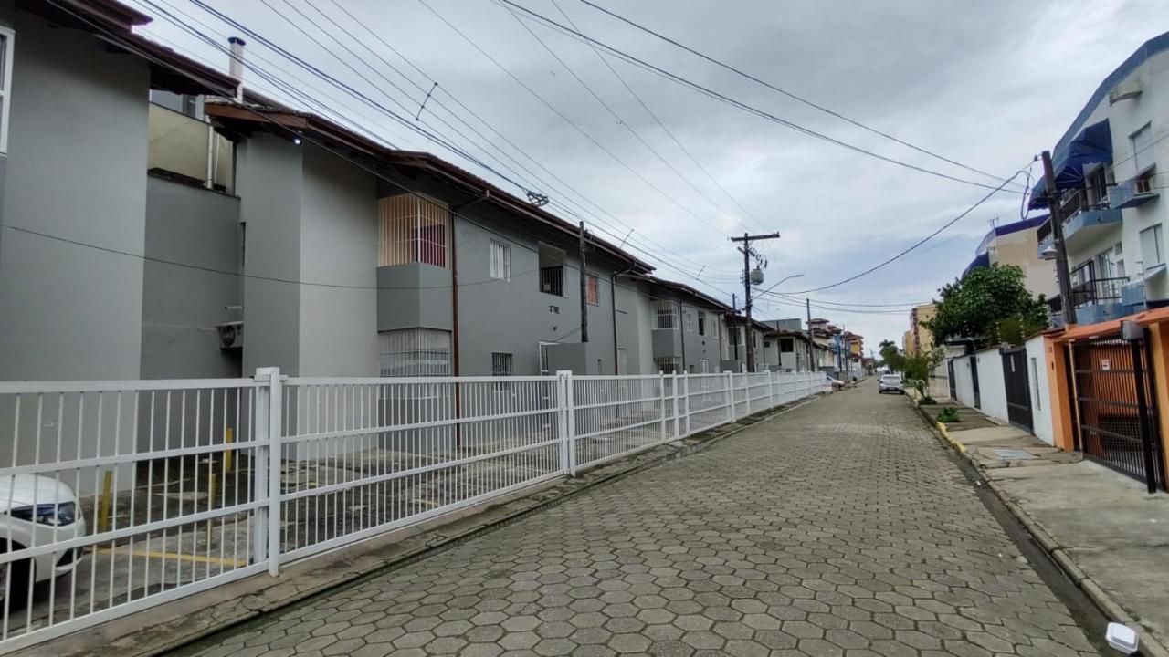 Apartamento Ubatuba - Praia grande - 250m da Praia Bagian luar foto