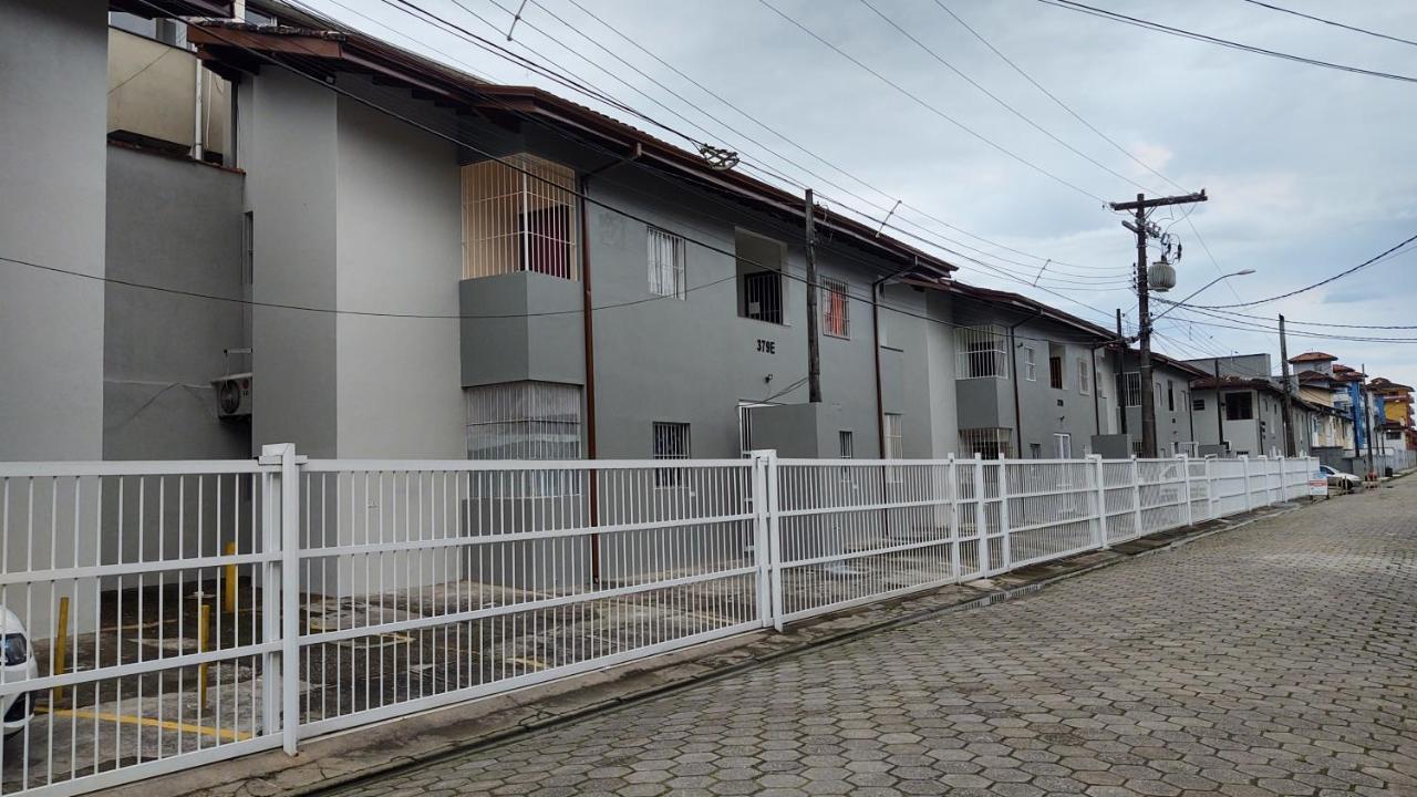 Apartamento Ubatuba - Praia grande - 250m da Praia Bagian luar foto