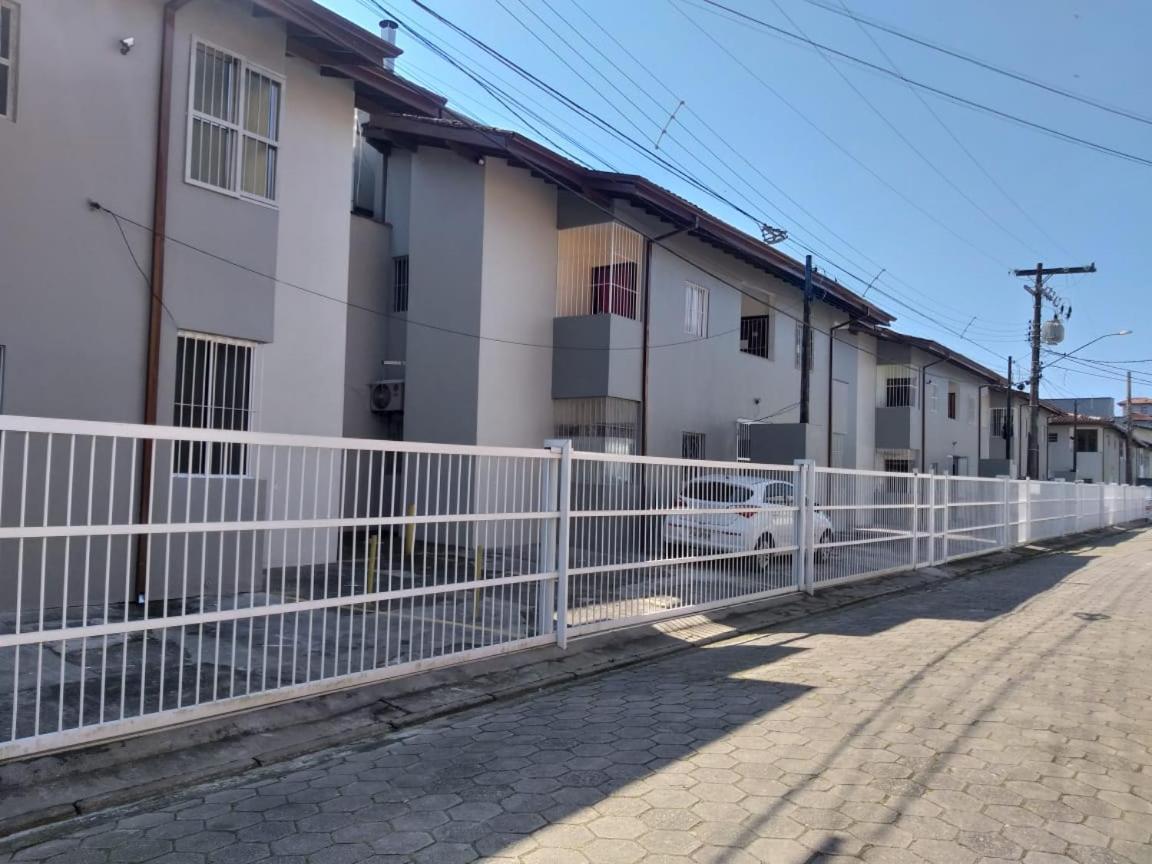 Apartamento Ubatuba - Praia grande - 250m da Praia Bagian luar foto